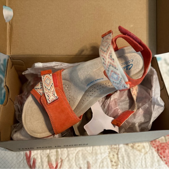 New in box Clark’s adjustable comfort sandals - Picture 5 of 7